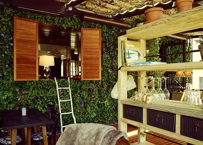 호텔 아크틱 라이트 4*